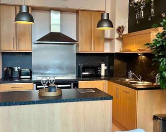 Guest Homes - Great Hampton Apartment - Birmingham - Kitchen