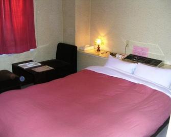 Hotel Albergo - 伊東市 - 臥室