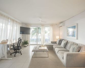 Maho Beach House - Grand Ocean Suite - Simpson Bay - Huiskamer