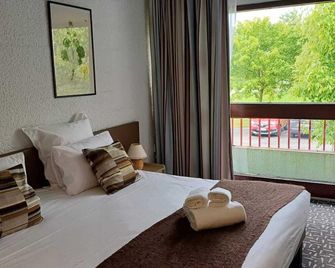 Hôtel-Restaurant La Belle Poule - Contact Hotel - Rochefort