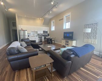 Great For Large Groups 5 Bd Condo Close To Downtown Lafayette Square - St. Louis - Wohnzimmer