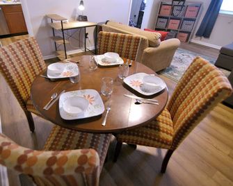 B-town Lookout - Bloomington - Dining room
