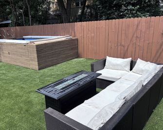 Business Friendly Central Austin 3/2 Townhome w/ Pool! - Austin - Innenhof