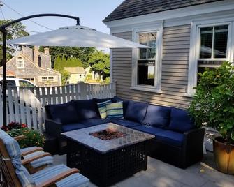 Charming 2 bedroom condo with excellent location in the heart P-town - Provincetown - Patio