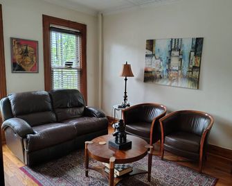 Enjoyable 1-bedroom apartmen t with AC in vibrant Brooklyn - Brooklyn - Living room