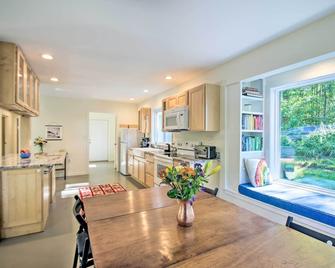 Quaint Charlottesville Home 10 Mi to Dtwn! - Earlysville - Kitchen