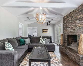 Cheerful entire home located in the Heart of DFW! - North Richland Hills - Living room