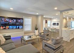 Modern Smart Home with EV charger Near Boston & Harvard, 0.7 miles to MBTA - Medford - Living room