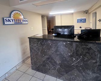Skylite Inn - Austin - Front desk
