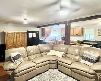 Secluded cabin, with river access - Alexandria - Living room