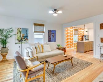 Danville Rental, Walk to Caesars Virginia Casino - Danville - Living room