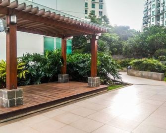 City View 1BR Apartment at Woodland Park Residence By Travelio - Jakarta