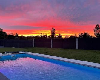 Magnifique villa avec piscine chauffée - Hermonville - Piscina
