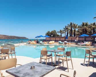 كريسبي بيتش ريزورت - خانيا - حوض السباحة