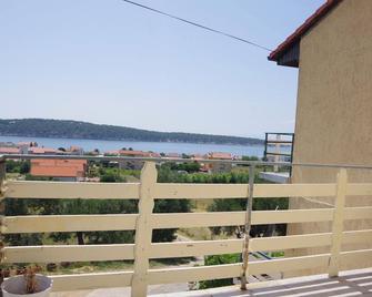 Serene Barbat Escape with Just Minutes from the Beach - Rab - Balkon
