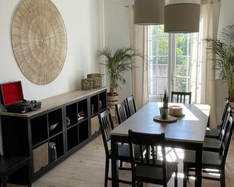 Cottage-Ensuite with Shower-Garden View - Villegailhenc - Salle à manger