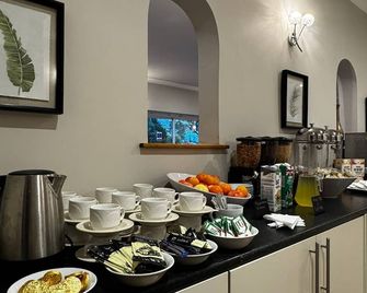 The Prince of Wales Hotel Berkeley by Bellevilla, A38 M5 - Berkeley - Buffet