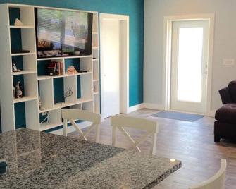 Newer Beachside Home, Sleeps 6: Only 2 Min. Walk To Gorgeous Beach!!!! - Spanish Wells - Dining room