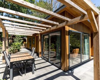Holiday home with garden, jacuzzi & pool - Wekerom - Patio