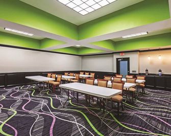 Palacio Royale Inn Boutique Katy - Katy - Meetingraum