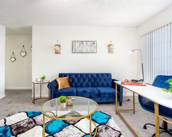 2 Bedroom Corner Oasis Near Downtown! With a working AC - Decatur - Living room
