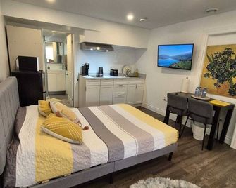 Nimo Homestay , New Entire Studio Apartment Guelph - Guelph - Bedroom