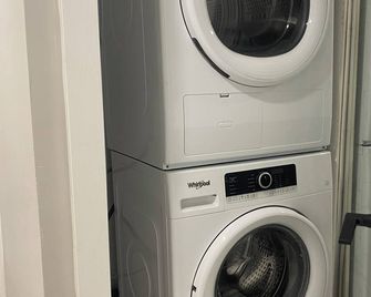 2 Bedroom Downtown Whitby with Sauna. Walking distance from bars & restaurants - Whitby - Wäscheservice