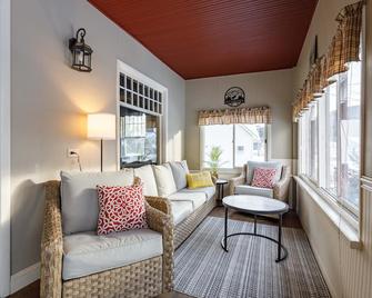 Park your car and ATV/Snowmobile from the door!! - Gorham - Living room