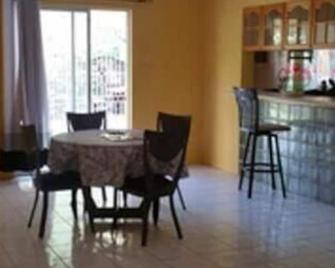 Villa Elly - Black River - Comedor
