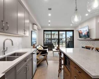The Beach House at Saratoga Modern Beach Oasis - Campbell River - Kitchen