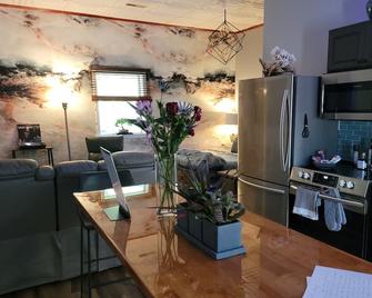 Posh Studio Flat, Smart Enabled, Wvu Tech District, Ada Compliant, 15% Military - Beckley - Living room
