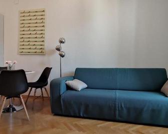 Apartment Milani with private garage - Opatija - Wohnzimmer