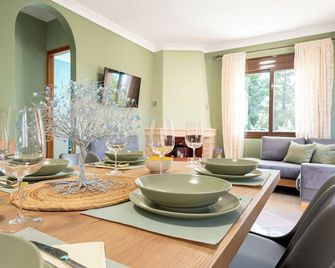 Genuine local lifestyle in a small peaceful village, all year round. - Vatopedi - Comedor