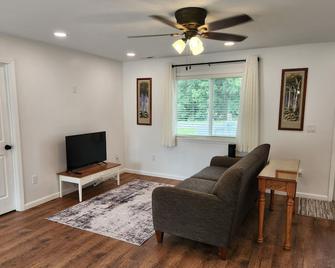 Charming 2-bedroom NEW house with WiFi, AC Pella/Knoxville near Lake Red Rock - Knoxville - Soggiorno