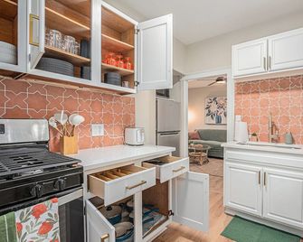 Modern Midtown Apartment 1M; Downtown Fun! - Valparaiso - Küche