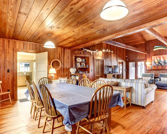 Charming Oceanfront Beach House by RedAwning - Fernandina Beach - Dining room