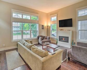 Benton Harbor Townhome with Golf Course View! - Benton Harbor - Living room