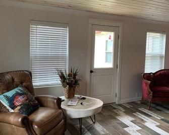 Valentine's Northern New Mexico Mountain Ranch On Colorado Border 2 Bedroom Retreat by RedAwning - Raton - Living room