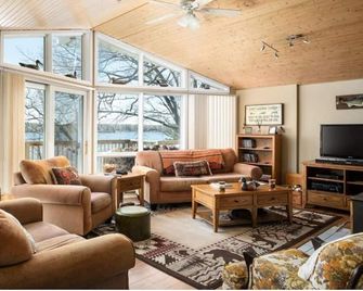 Waterfront Island Cottage - 4 Seasons - Bailieboro - Living room