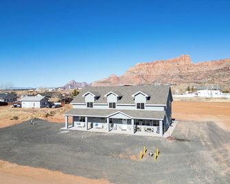 Zion Luxury Retreat: Sauna, Hot tub, and Views - Colorado City - Building