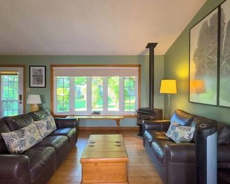 Sunset Paradise, Lake View, King Bed - Bayfield - Living room