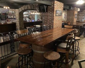Deflorin Brick Cottage Inn - Hermann - Bar