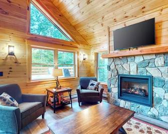 Gorgeous dog-friendly cabin with great view, deck, hot tub, & gas fireplace - Kingfield - Obývací pokoj