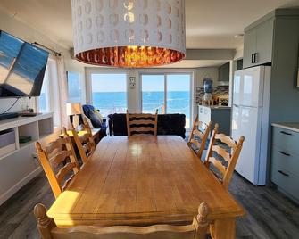 Hôtel à la maison - La Capricieuse, face à la mer - Saint-Flavie - Salle à manger