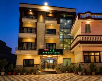 Hotel Ks International (50 Meters From Railway Station) - Katra - Building