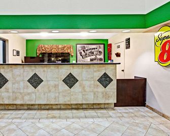 Super 8 by Wyndham Baytown / I-10 - Baytown - Front desk