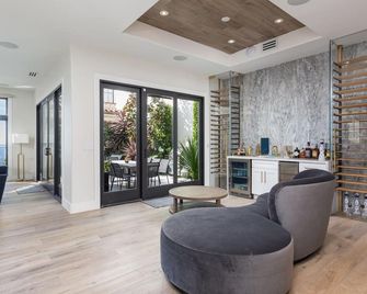 Luxury 4 Bed 3 1/2 bath home in Crystal Cove - Newport Beach - Sala de estar