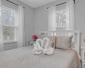 Bright 4BR House w/ Large Backyard and Sunroom - Princeton - Bedroom