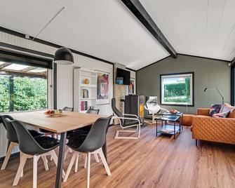 Awesome home in Kirke Såby with WiFi - Kirke Såby - Comedor