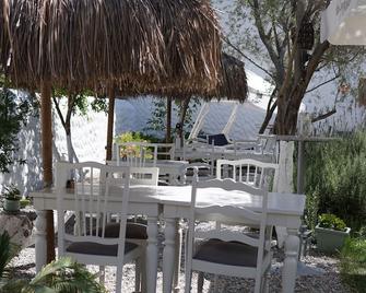 Vintage Hotel Alacati - Alacati - Patio